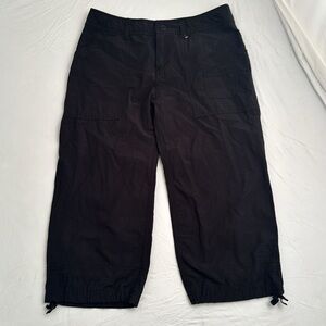 Danskin Now deep black lightweight cargo capri pants